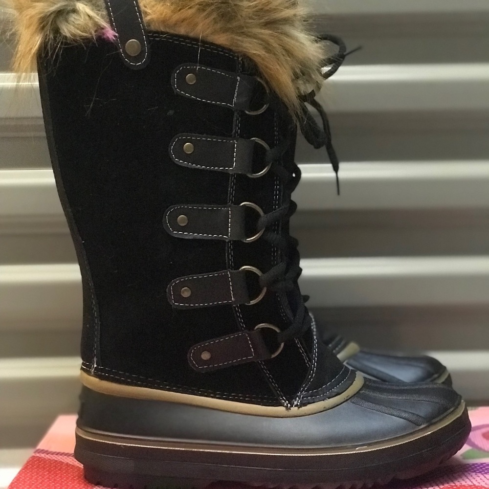 Women’s cold weather faux fur duck style boot.